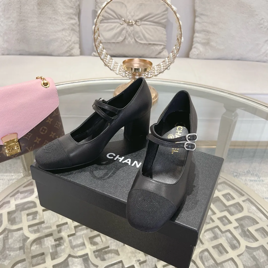 👟👟Ex-factory price 520👟👟 Women's Shoes Factory 𝐂𝐇𝐀𝐍𝐄𝐋 | Xiaoxiang 2025 Mary Jane Shoes Macaron Series ❤️ 2025 Spring and Summer New Xiaoxiang Mary Jane Shoes Series New〰 🍬 A must in the fashion circle, the matching will demonstrate meticulous minimalism Classic elements that will never fade away 💋 Show unique dressing style and it’s too beautiful to say anything. A must-have for summer... Upper: Sheepskin Lining: Sheepskin Outsole: Genuine leather sole Shoe size: 35-41 (40 and 41 customizations are non-refundable) Heel height: 1.5cm/6cm